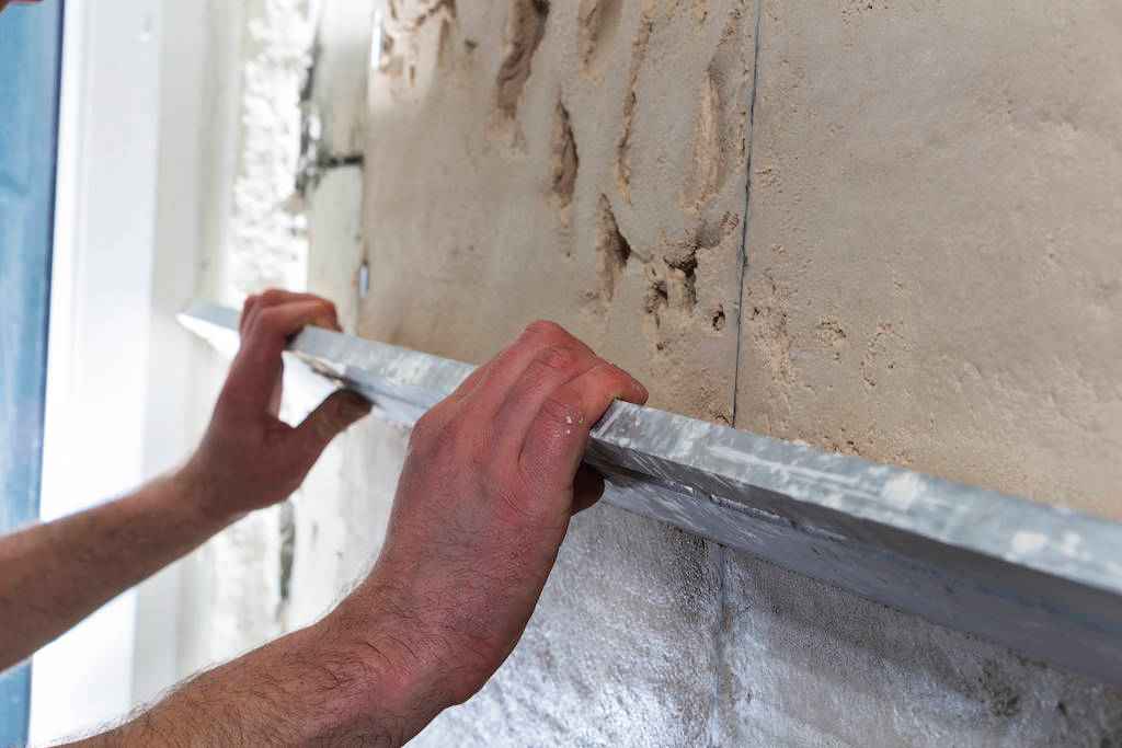 Profi falsimítás és vakolás szobafestő munkák előtt egy budapesti projekt során – minőségi generálkivitelezés és lakásfelújítás ötletek 2026-ban a Lakásfelújítás Bízd Ránk csapatától.