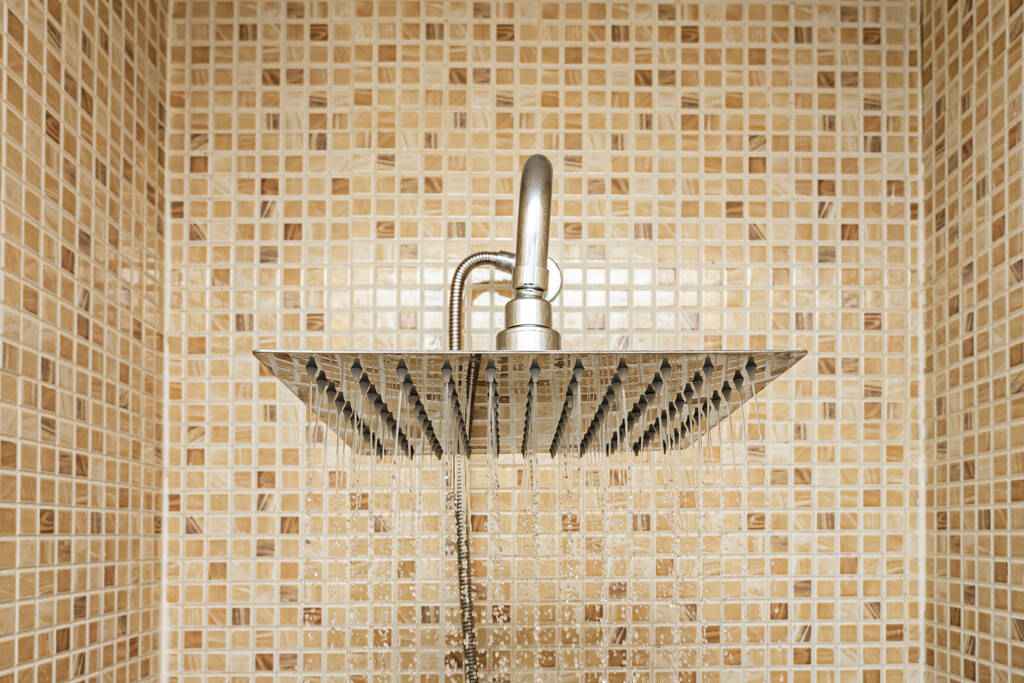 Modern fürdőszoba felújítás és precíz zuhanypanel burkolás Budapesten – Lakásfelújítás ötletek és minőségi generálkivitelezés 2026-ban a Lakásfelújítás Bízd Ránk csapatától.