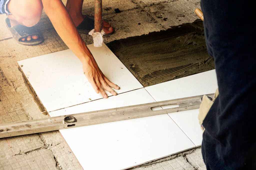 Profi hidegburkolás és járólap lerakása precízen egy Budapest környéki lakásfelújítás során – minőségi generálkivitelezés és lakásfelújítás ötletek 2026-ban a Lakásfelújítás Bízd Ránk csapatától.