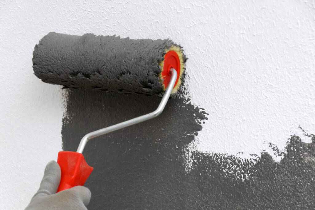 Modern és olcsó sötétszürke falfestés, precíz szobafestő munkák egy budapesti lakásfelújítás során – kreatív lakásfelújítás ötletek és minőségi generálkivitelezés 2026-ban a Lakásfelújítás Bízd Ránk csapatától.