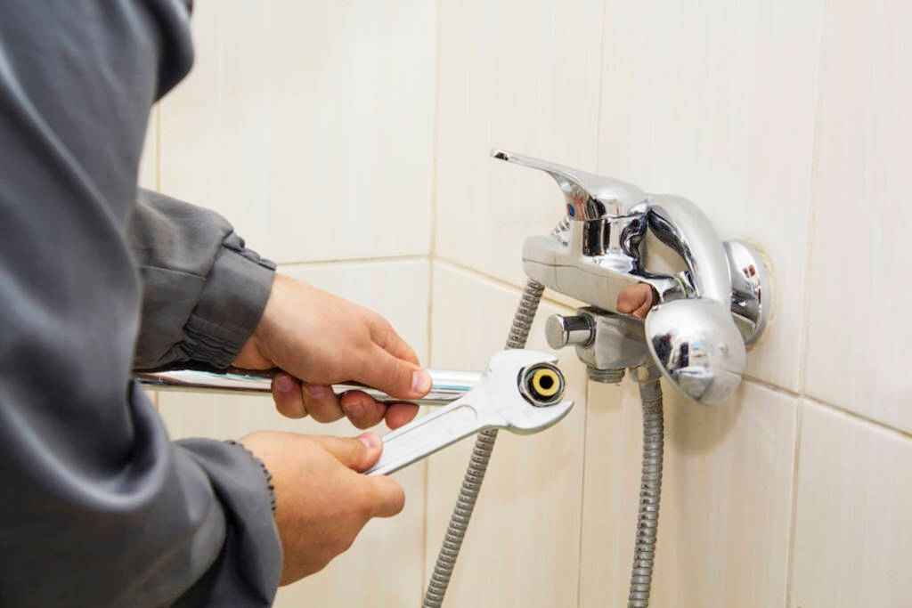 Szakszerű vízszerelés és teljes körű fürdőszoba felújítás Budapesten – kreatív lakásfelújítás ötletek és minőségi generálkivitelezés 2026-ban a Lakásfelújítás Bízd Ránk csapatától.